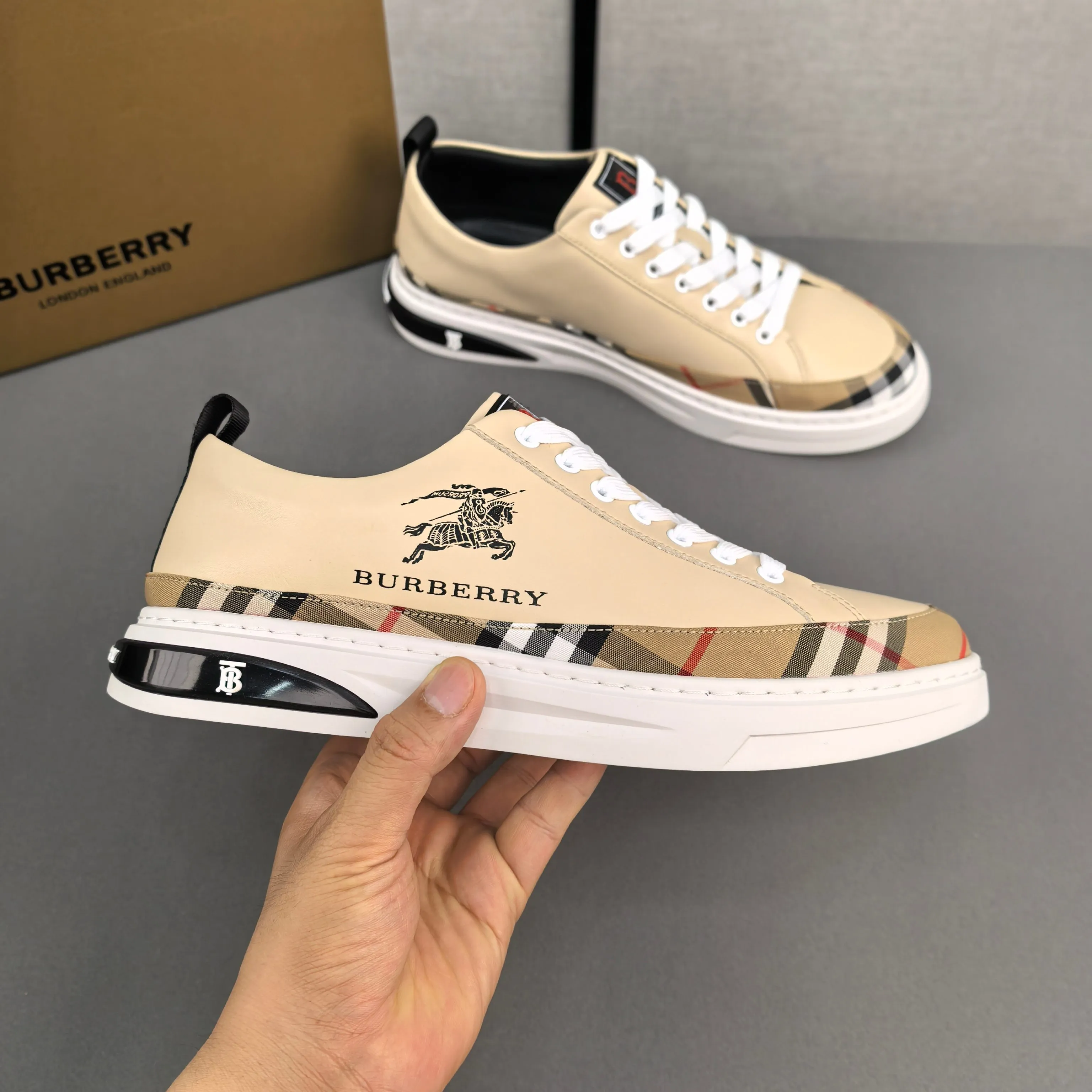 Burberry [Burberry] men's shoes 💰400💰. Fashionable sports and casual shoes, the upper is made of first-layer cowhide with plaid material, first-layer pigskin lining, and rubber outsole. Men's size 38-44.